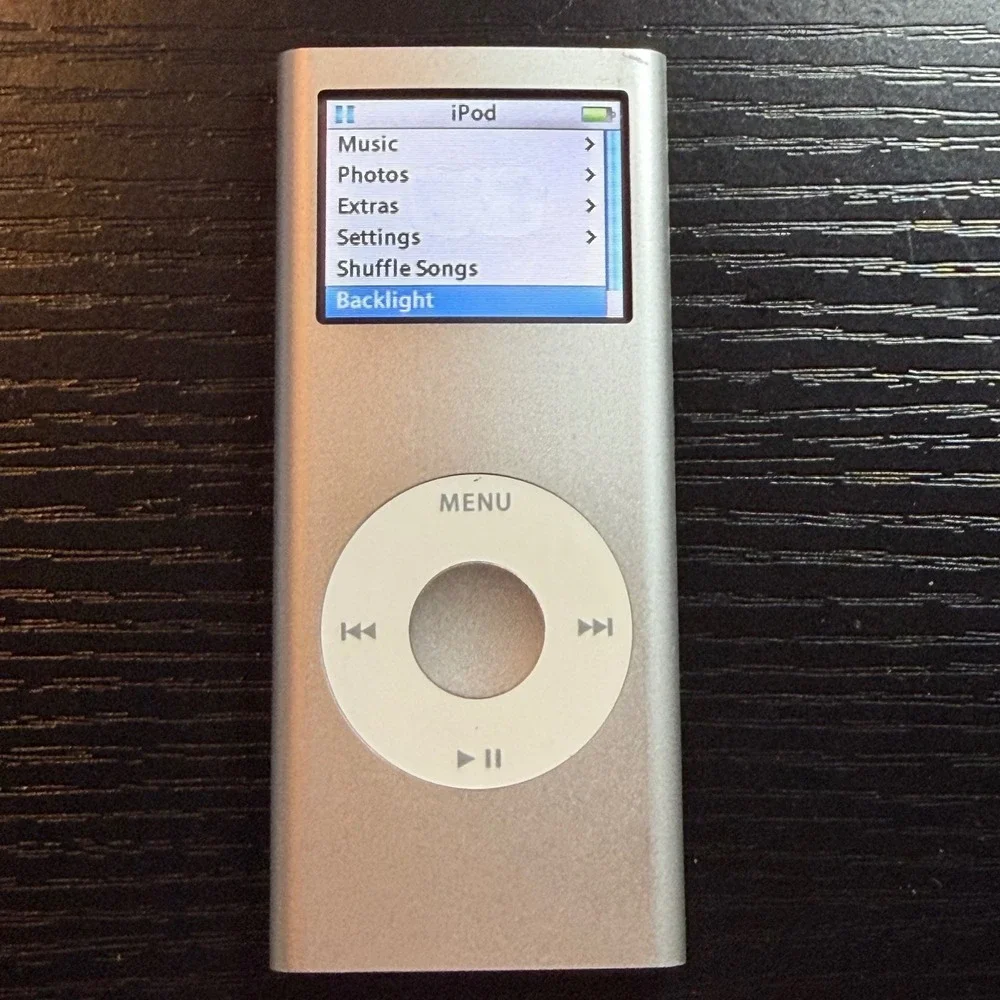 Apple iPod Nano 2nd Gen 2GB Silver A1199 Bundle with Case, Cable, Earbuds EUC